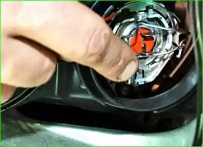 Замена лампочек ближнего света