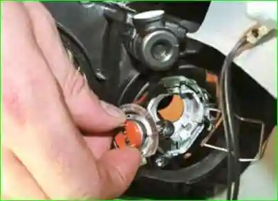 Замена лампочек ближнего света