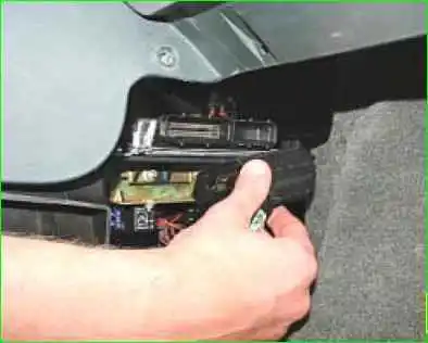 Замена предохранителей системы управления двигателем и реле дополнительного блока