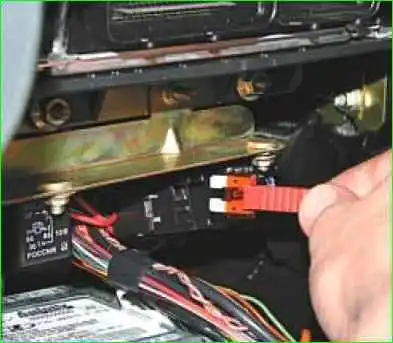 Замена предохранителей системы управления двигателем и реле дополнительного блока