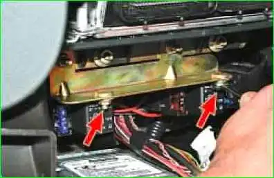 Замена предохранителей системы управления двигателем и реле дополнительного блока