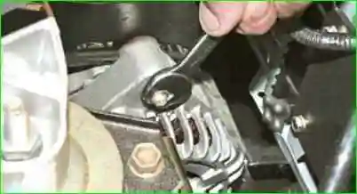 Проверка и замена ремня генератора