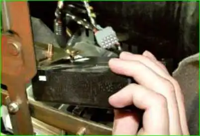 Entfernung und Einbau eines Fenstersteuergerätes mit Doppelverglasung Aus- und Einbau eines Fenstersteuergerätes mit Doppelverglasung