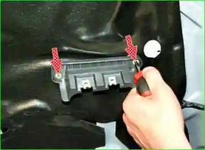 Снятие и установка обивки передней двери