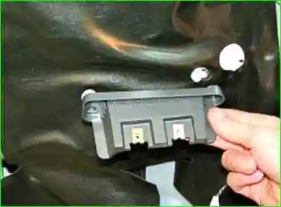 Снятие и установка обивки передней двери