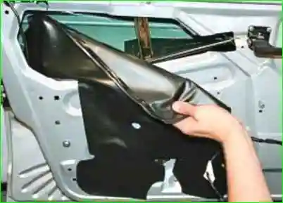 Снятие и установка обивки передней двери