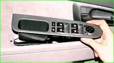 Снятие и установка обивки передней двери