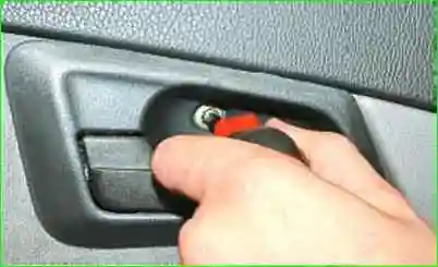 Снятие и установка обивки передней двери