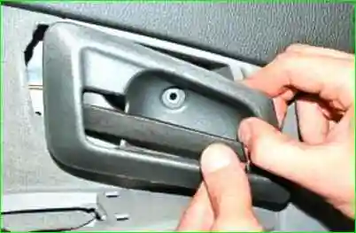 Снятие и установка обивки передней двери