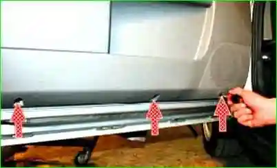 Снятие и установка обивки передней двери