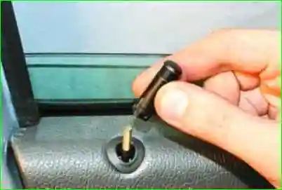 Снятие и установка обивки передней двери