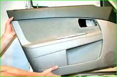 Снятие и установка обивки передней двери