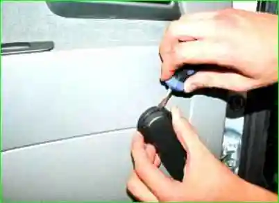 Снятие и установка обивки задней двери