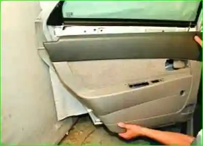 Снятие и установка обивки задней двери