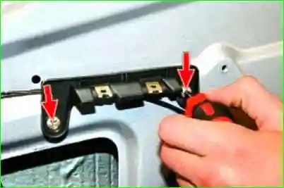 Снятие и установка обивки задней двери