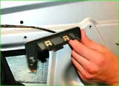 Снятие и установка обивки задней двери