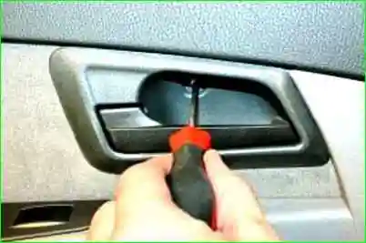 Снятие и установка обивки задней двери