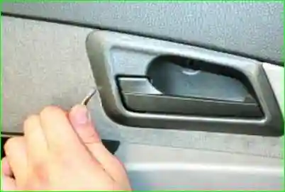 Снятие и установка обивки задней двери