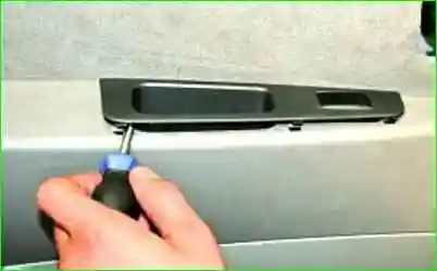 Снятие и установка обивки задней двери