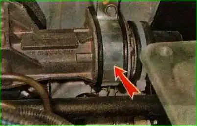 Снятие и установка чехла рулевого механизма Снятие и установка чехла рулевого механизма