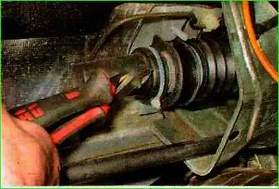 Снятие и установка чехла рулевого механизма Снятие и установка чехла рулевого механизма