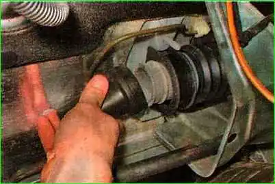 Снятие и установка чехла рулевого механизма Снятие и установка чехла рулевого механизма