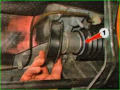 Снятие и установка чехла рулевого механизма Снятие и установка чехла рулевого механизма