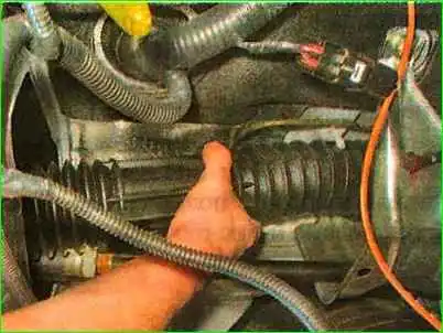 Снятие и установка чехла рулевого механизма Снятие и установка чехла рулевого механизма