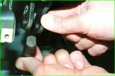 Снятие и установка карданного вала рулевого управления