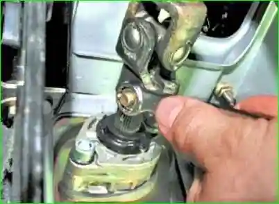 Снятие и установка карданного вала рулевого управления