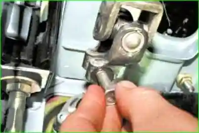 Снятие и установка карданного вала рулевого управления