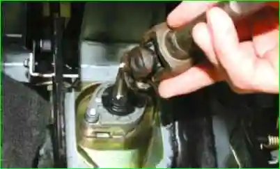 Снятие и установка карданного вала рулевого управления