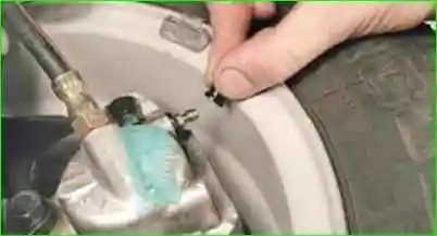 Замена тормозной жидкости