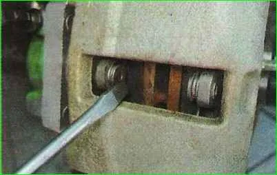 Checking the wear of the brake pads
