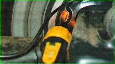 Checking the wear of the brake pads