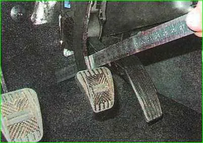 Checking the free travel of the pedal