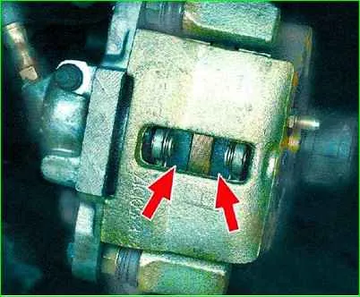 Checking the wear of the brake pads