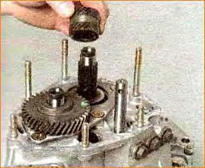 Disassembling and assembling the Lada Priora gearbox