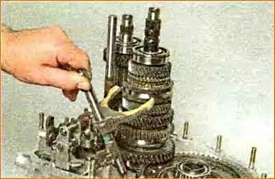 Disassembling and assembling the Lada Priora gearbox