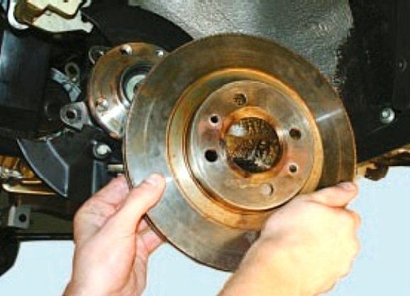 Замена диска тормозного механизма переднего колеса