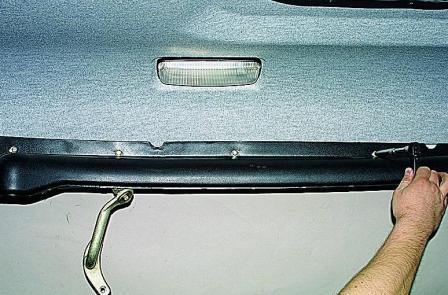 Снятие механизмов открывания сдвижной двери автомобиля Соболь
