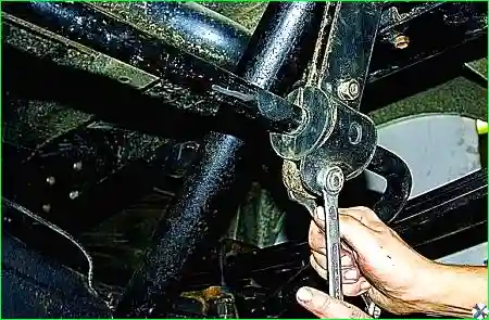 Снятие стабилизатора поперечной устойчивости и замена его втулок автомобиля Соболь