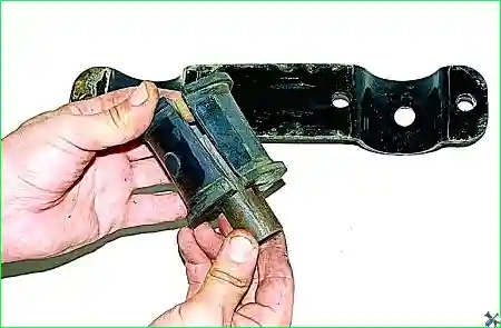 Снятие стабилизатора поперечной устойчивости и замена его втулок автомобиля Соболь