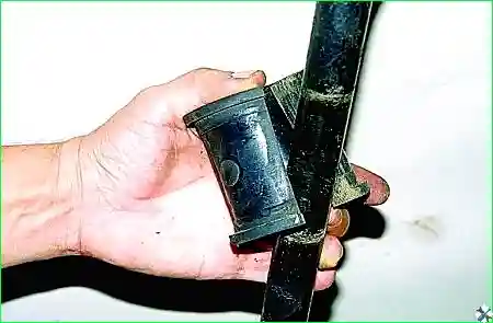 Снятие стабилизатора поперечной устойчивости и замена его втулок автомобиля Соболь