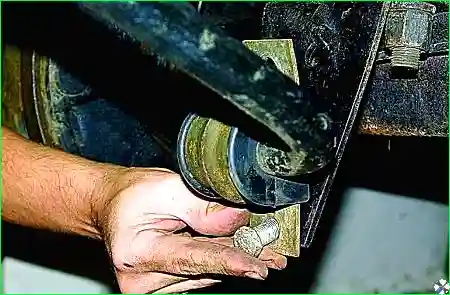 Снятие стабилизатора поперечной устойчивости и замена его втулок автомобиля Соболь