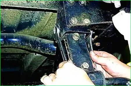 Снятие стабилизатора поперечной устойчивости и замена его втулок автомобиля Соболь