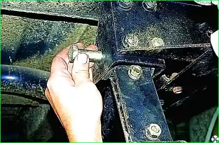 Снятие стабилизатора поперечной устойчивости и замена его втулок автомобиля Соболь