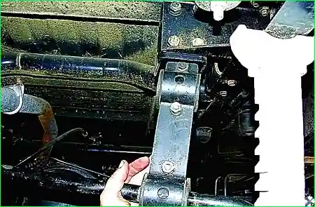 Снятие стабилизатора поперечной устойчивости и замена его втулок автомобиля Соболь