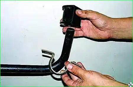 Снятие стабилизатора поперечной устойчивости и замена его втулок автомобиля Соболь