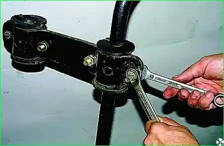 Снятие стабилизатора поперечной устойчивости и замена его втулок автомобиля Соболь